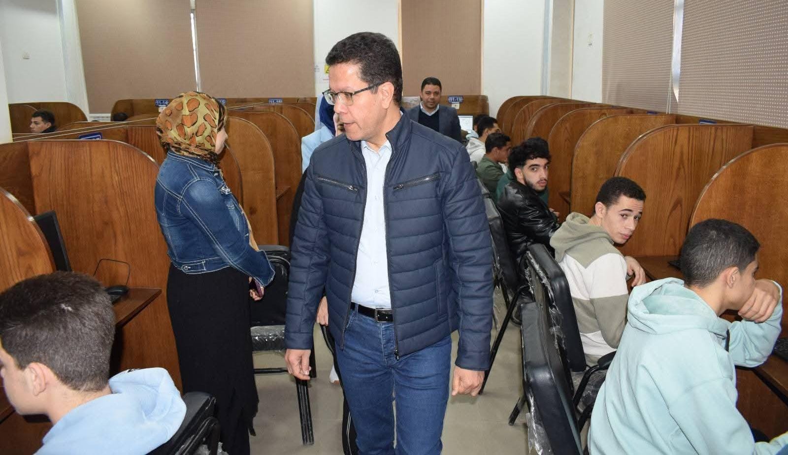 رئيس جامعة بنها يتفقد سير الامتحانات بكليتي التمريض والتربية