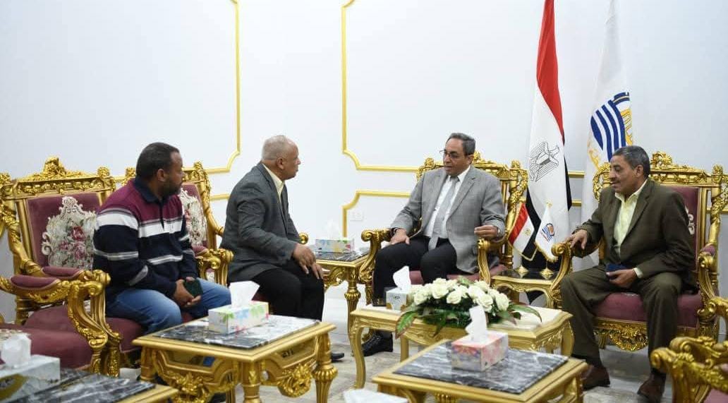 محافظ قنا يبحث مع قيادات مصانع سكر نجع حمادي حماية الأصول الإنتاجية والتصدي للتعديات