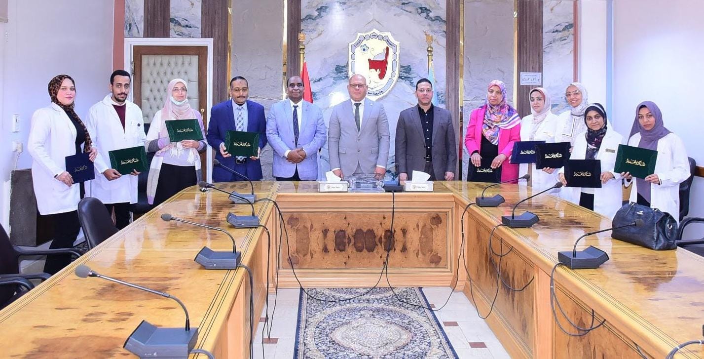 رئيس جامعة سوهاج يلتقي بالفريق الطبي المُنقذ للطفل «يوسف» ويشيد بجهودهم