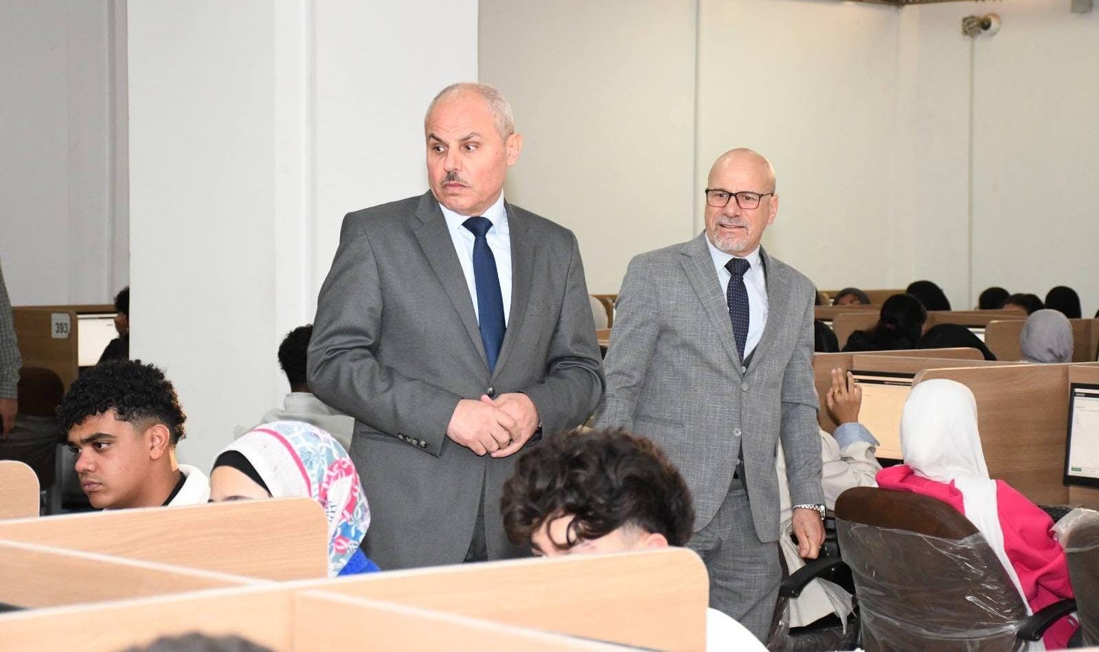 رئيس جامعة قناة السويس يتفقد لجان الاختبارات الإلكترونية بكلية الآداب والعلوم الإنسانية