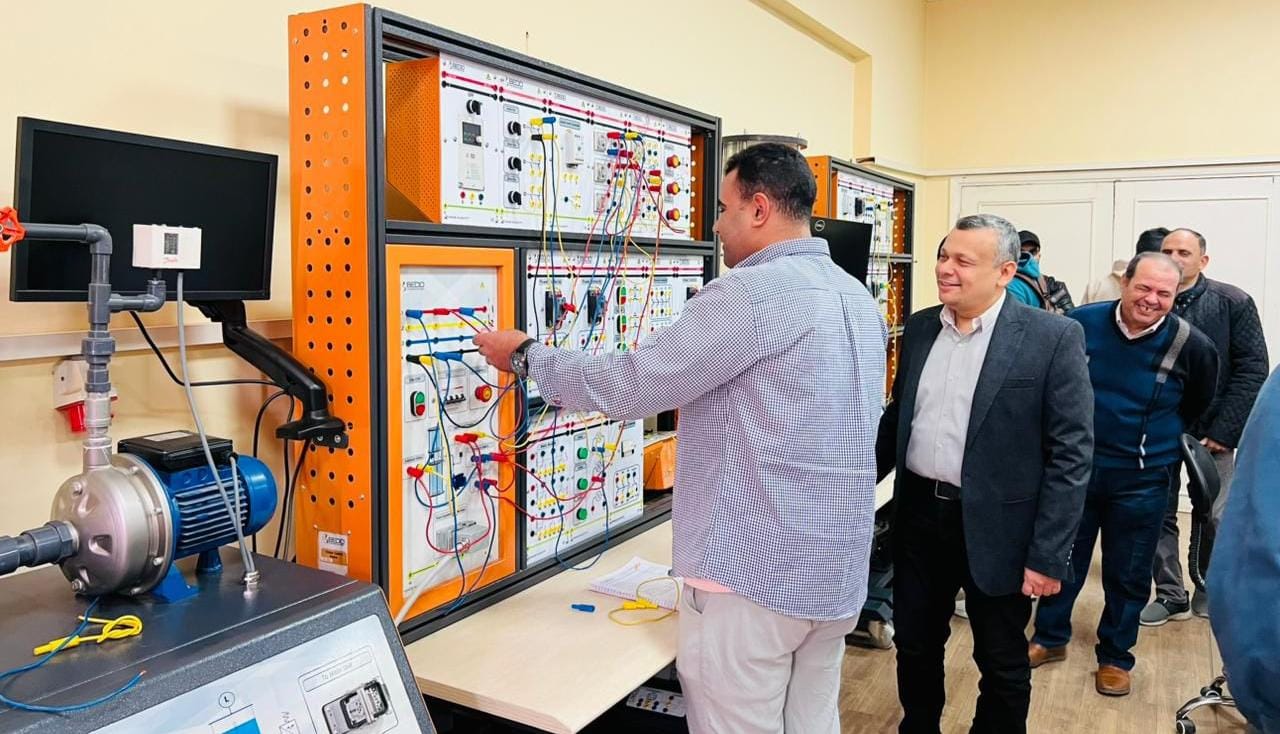 عميد كلية تكنولوجيا الصناعة والطاقة بجامعة الدلتا التكنولوجية يتفقد سير الاختبارات العملية