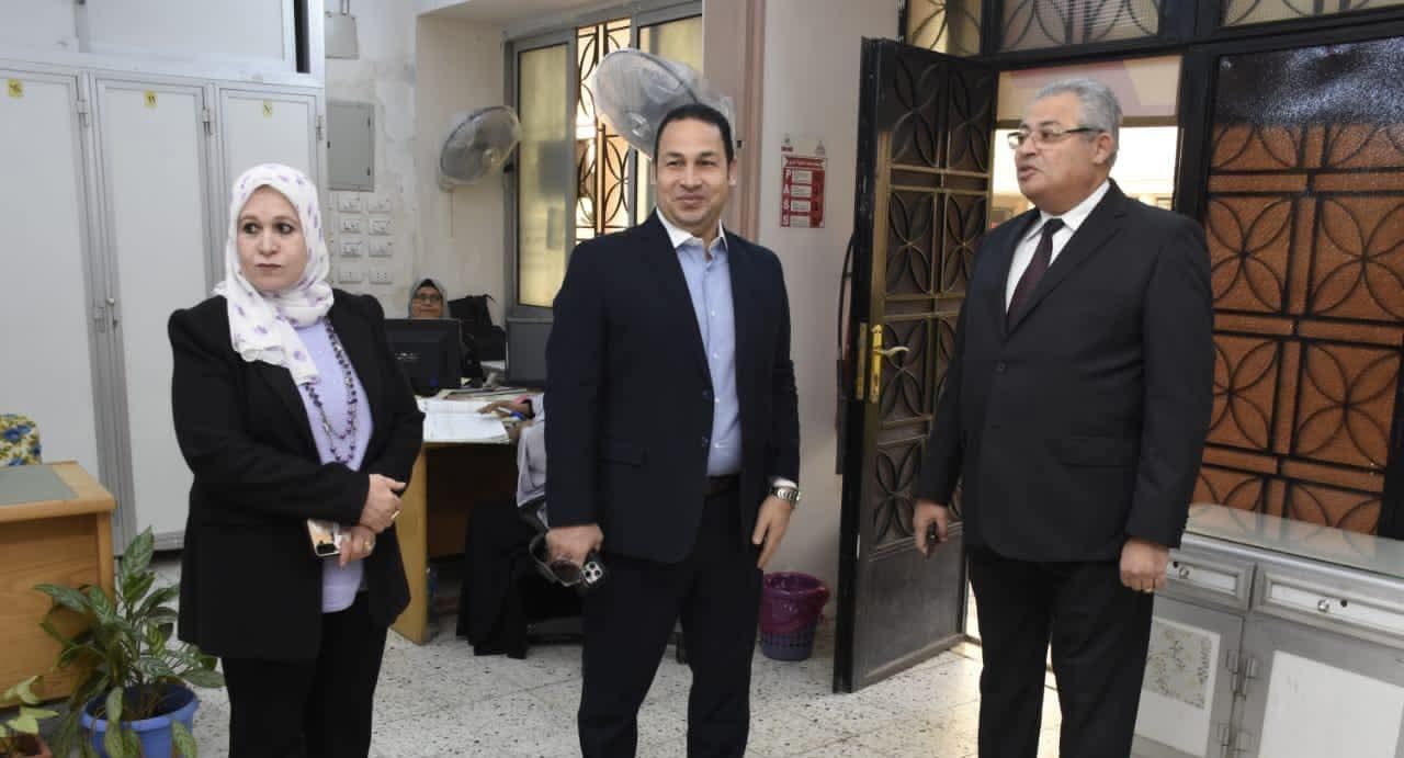 نائب رئيس جامعة عين شمس يتفقد للمدينة الجامعية طالبات.. صور
