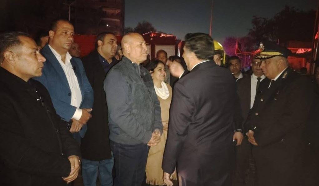 محافظ القاهرة: تشكيل لجنة هندسية لفحص العقارات المتأثرة بحريق مخزن خشب بالمرج