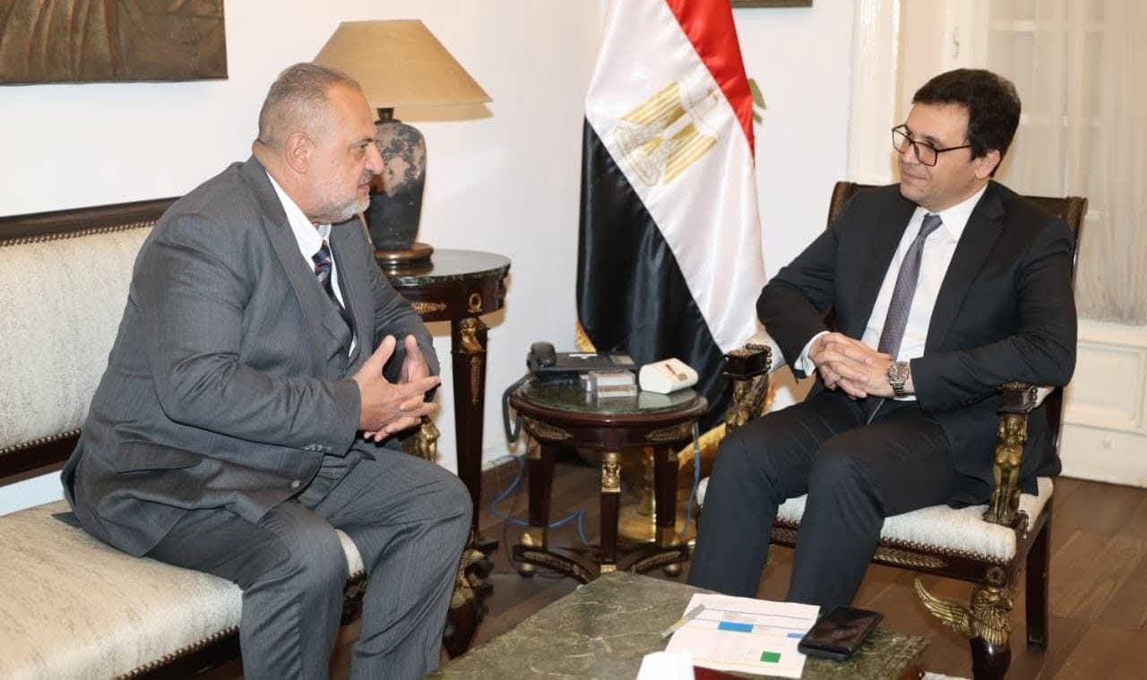 وزير الثقافة يلتقي الفنان القدير خالد الصاوي لبحث إنشاء المركز الدولي للتدريب على فنون المسرح
