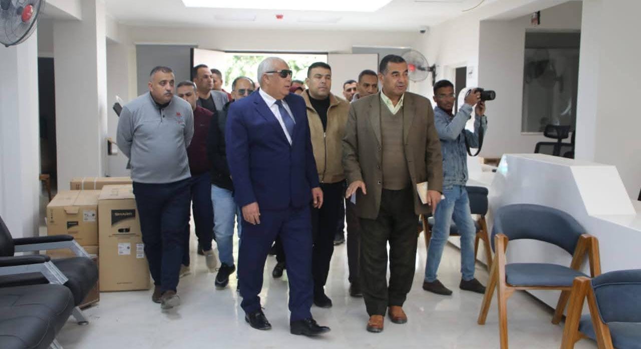 استعداداً لافتتاحه.. محافظ الوادي الجديد يتابع التجهيزات النهائية بالمركز التكنولوجي بديوان عام المحافظة