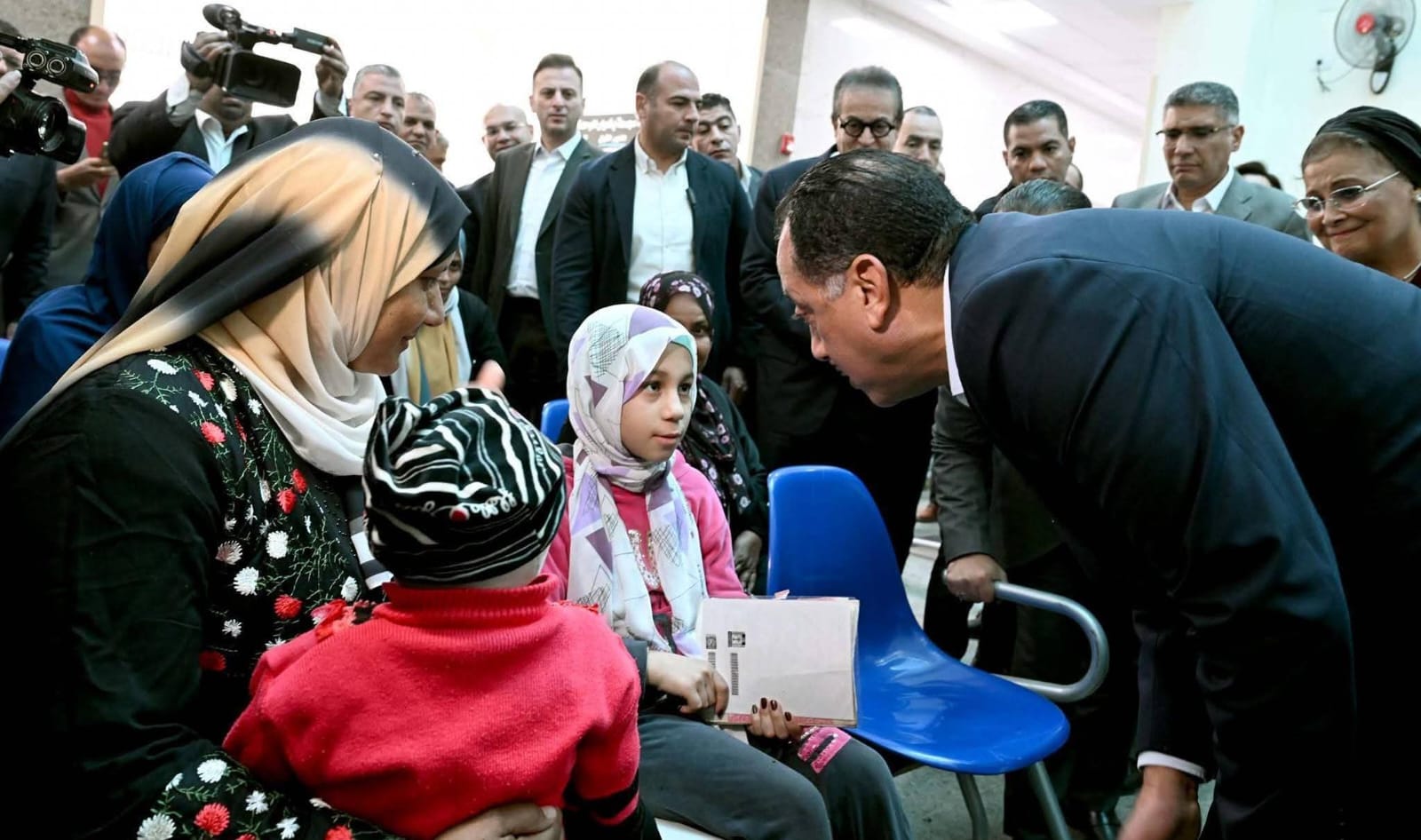 رئيس الوزراء يجري حواراً مع المترددين على مركز طب أسرة "الفهميين" ويطمئن على مستوى رضاهم
