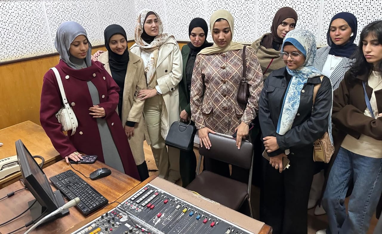 الفوج الثاني من كورس المذيع المحترف بجامعة قناة السويس يتدرب داخل استوديوهات إذاعة القناة