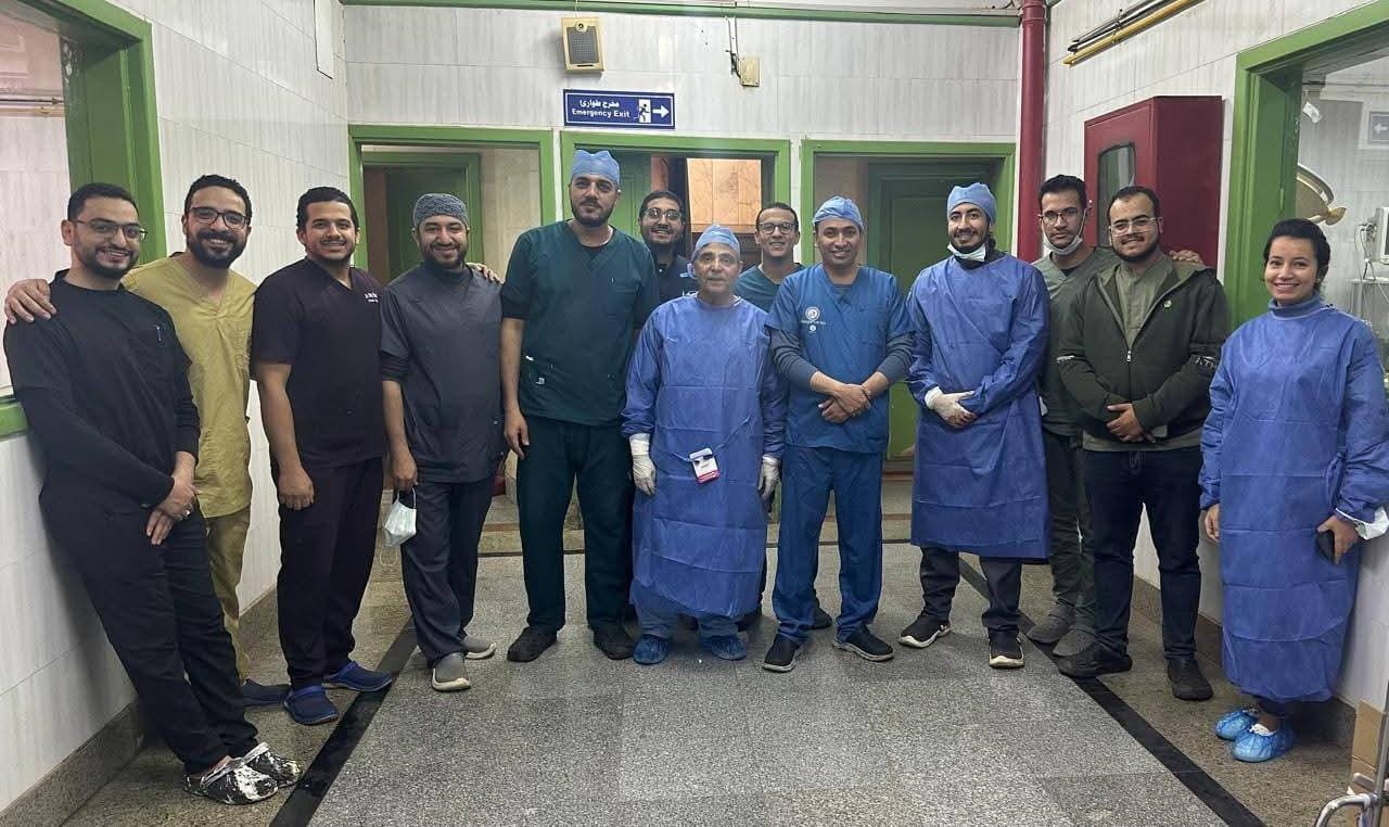 فريق طبي بمستشفيات سوهاج الجامعية ينجح في إجراء جراحة دقيقة لاستئصال ورم سرطاني خبيث بالعين