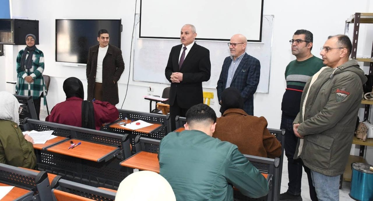 رئيس جامعة قناة السويس يتفقد انتظام لجان امتحانات كلية الآداب والعلوم الإنسانية