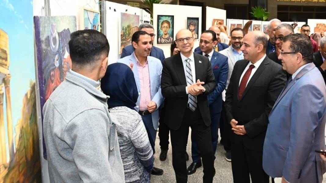 رئيس جامعة أسيوط يفتتح المعرض الفني لخريجي كلية الفنون الجميلة