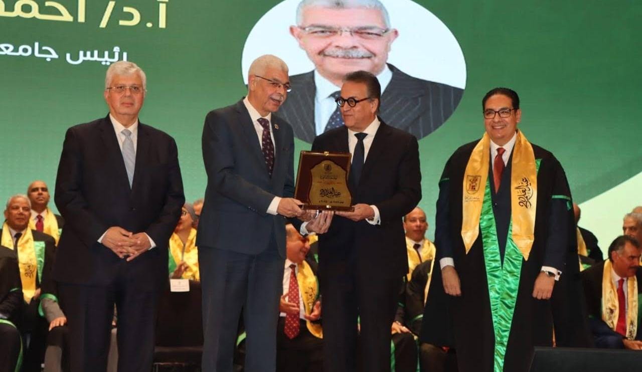 تكريم رئيس جامعة المنوفية في احتفال عيد العلم