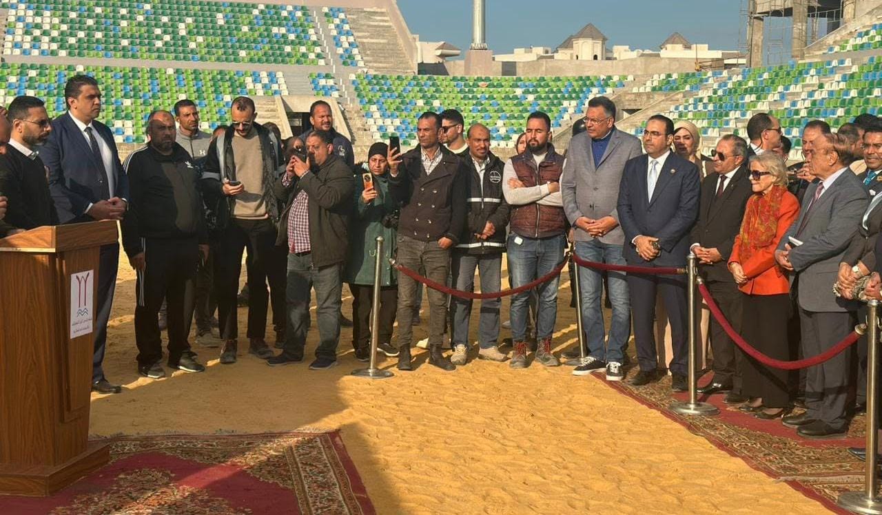 محافظ بورسعيد والسفيرة فايزة أبو النجا يتفقدان مشروع إنشاء استاد النادي المصري