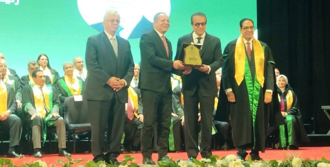 جامعة القاهرة تكرم رئيس جامعة دمياط في احتفال عيد العلم تقديراً لمسيرته الأكاديمية والإدارية الرائدة
