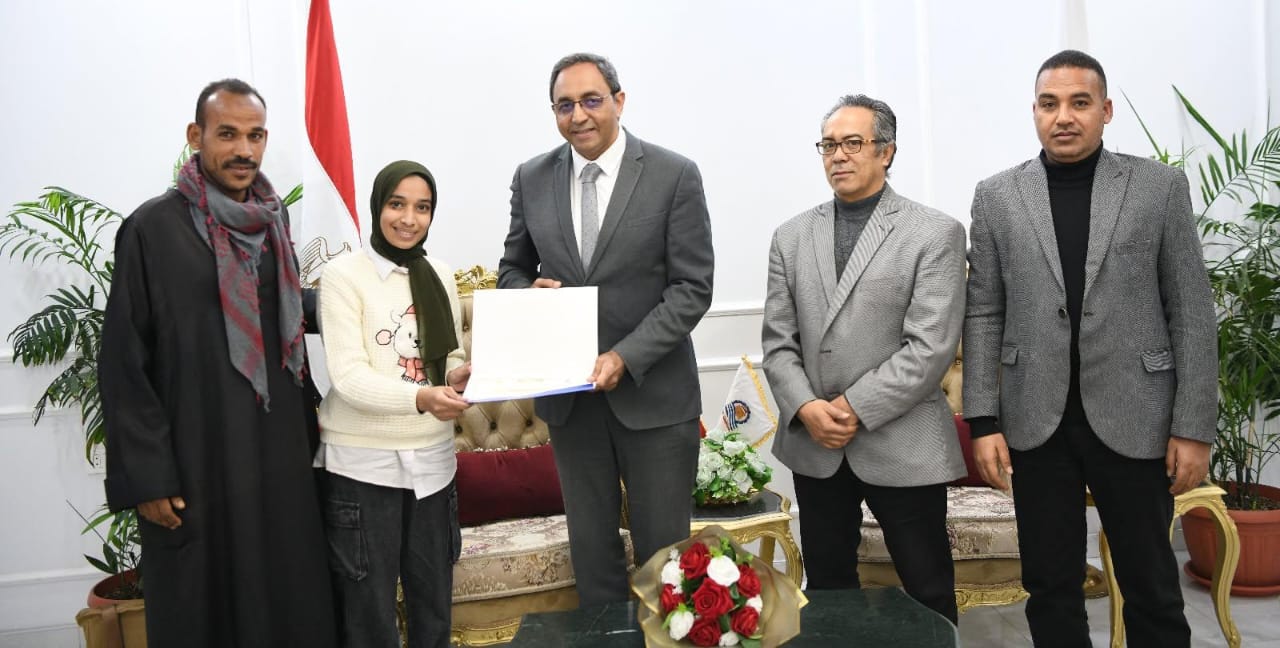 محافظ قنا يكرم دارسة من ذوي الهمم لحصولها على شهادة محو الأمية