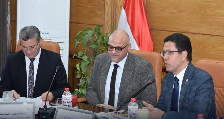 بحضور محافظ القليوبية.. "الجيزاوي" يترأس اجتماع مجلس جامعة بنها