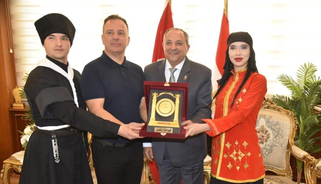 محافظ بورسعيد يلتقي الوفود الأجنبية المشاركة في احتفالات العيد القومي للمحافظة
