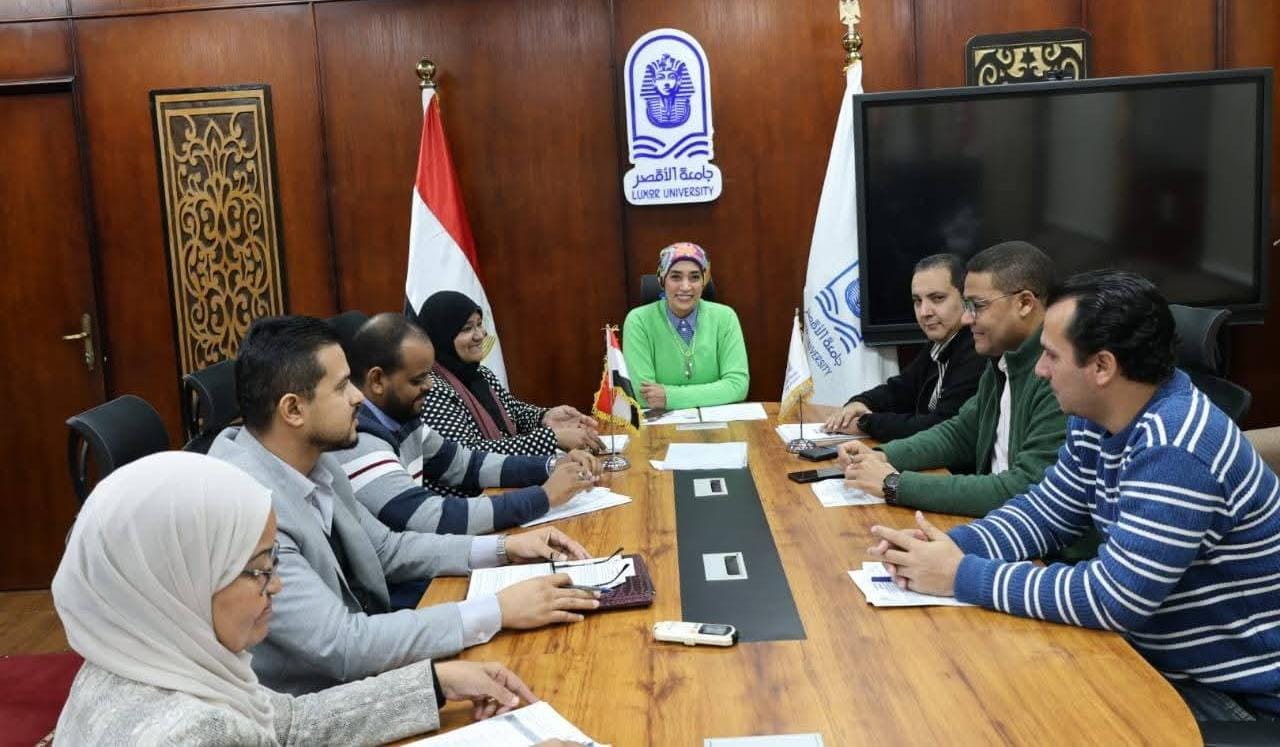 مجلس إدارة مكتب التعليم المدمج بجامعة الأقصر يعتمد مواعيد الامتحانات