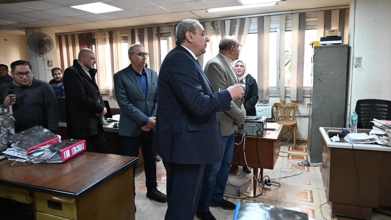 محافظ الغربية يتفقد إدارات الديوان العام ويوجه بتسهيل الإجراءات ورفع كفاءة الخدمات