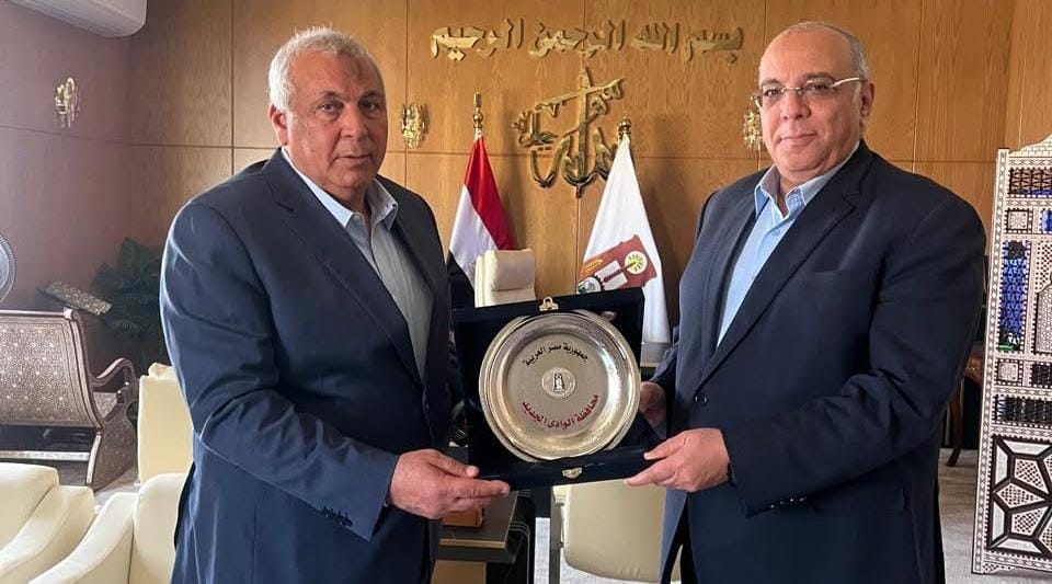 محافظ الوادى الجديد يلتقي رئيس مركز بحوث الصحراء.. تفاصيل
