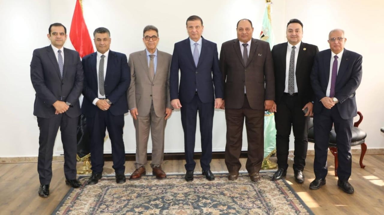 وزير الزراعة يستقبل نقيب البيطريين لبحث ملف "كلاب الشوارع"
