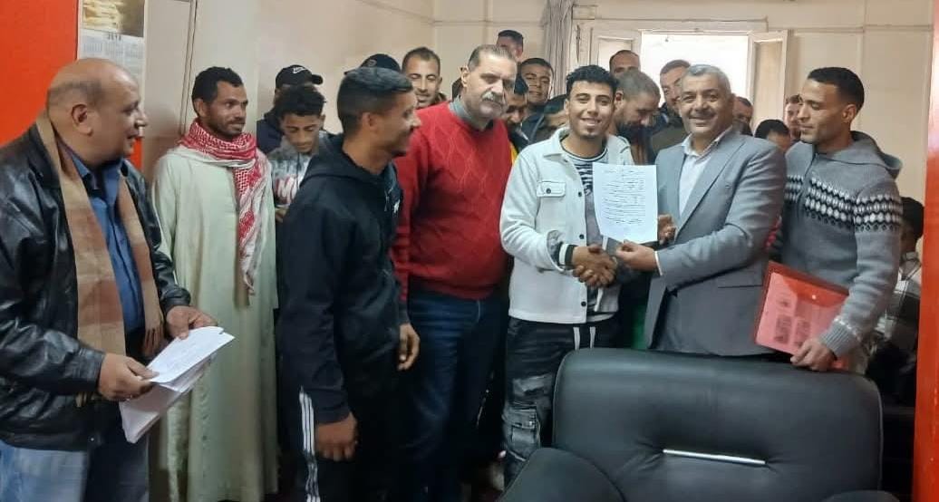 30 شخصاً من أبناء بنى سويف يتسلمون عقود عمل بالأردن
