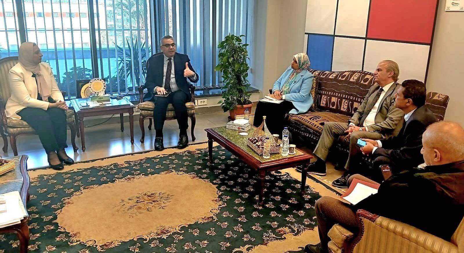 نائب رئيس جامعة عين شمس تناقش تحديات الوحدات الإنتاجية ووضع خطة لتعظيم دورها المجتمعي