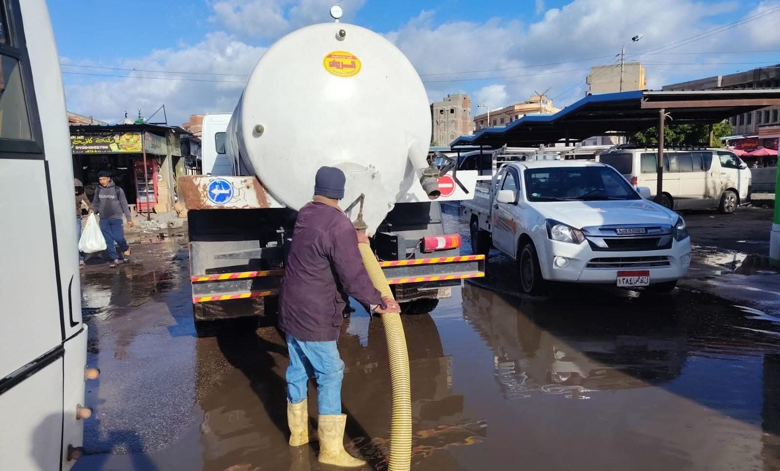 محافظ كفرالشيخ يتابع جهود كسح مياه الأمطار بمدينة بلطيم