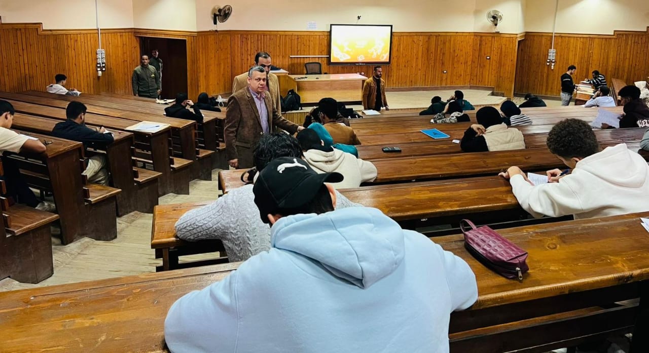 عميد كلية تكنولوجيا الصناعة والطاقة بجامعة الدلتا التكنولوجية يتفقد سير اختبارات التخلفات