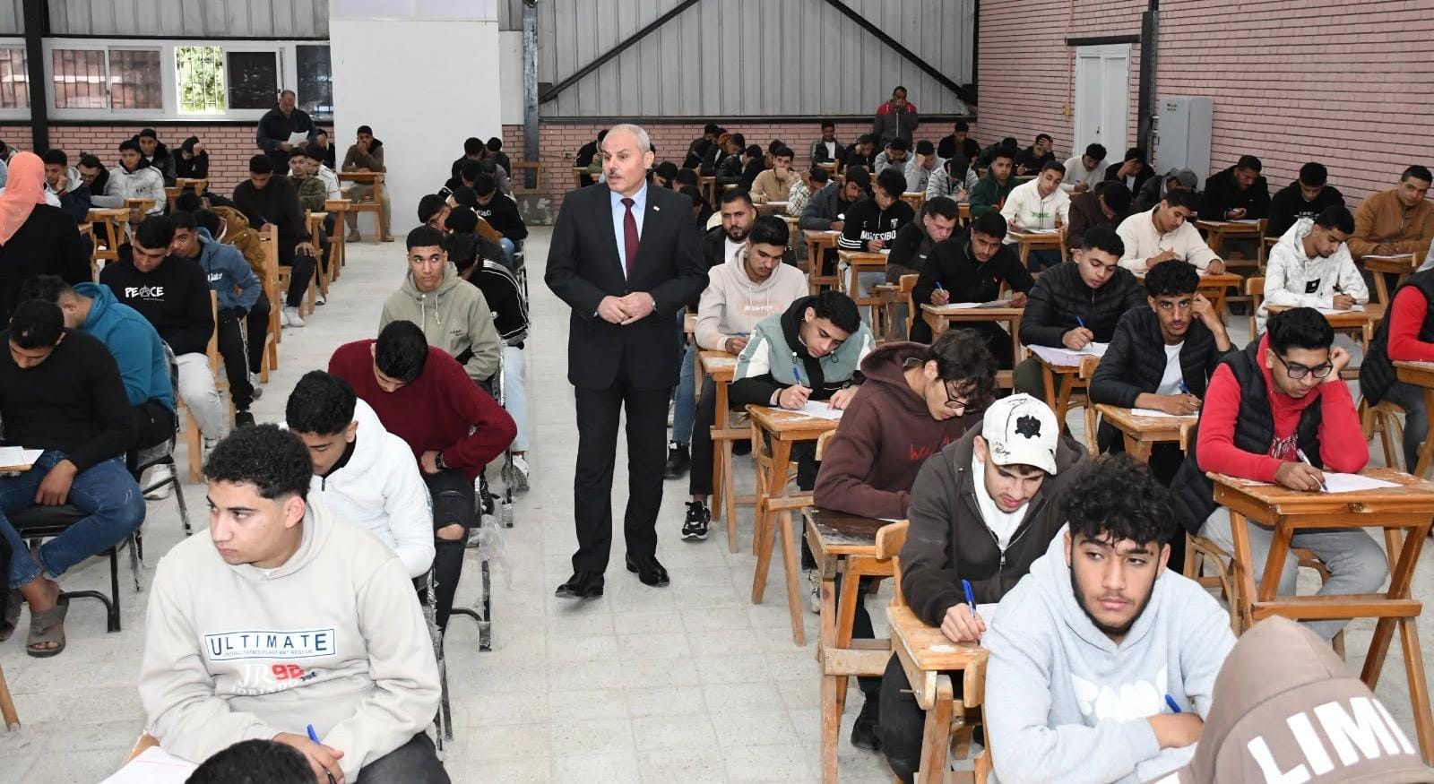 رئيس جامعة قناة السويس يتفقد اللجان الامتحانية بالمعهد الفني للتمريض
