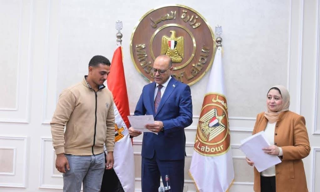 تسليم دفعة جديدة من عقود العمل بالإمارات والأردن لعدد من الشباب المصريين