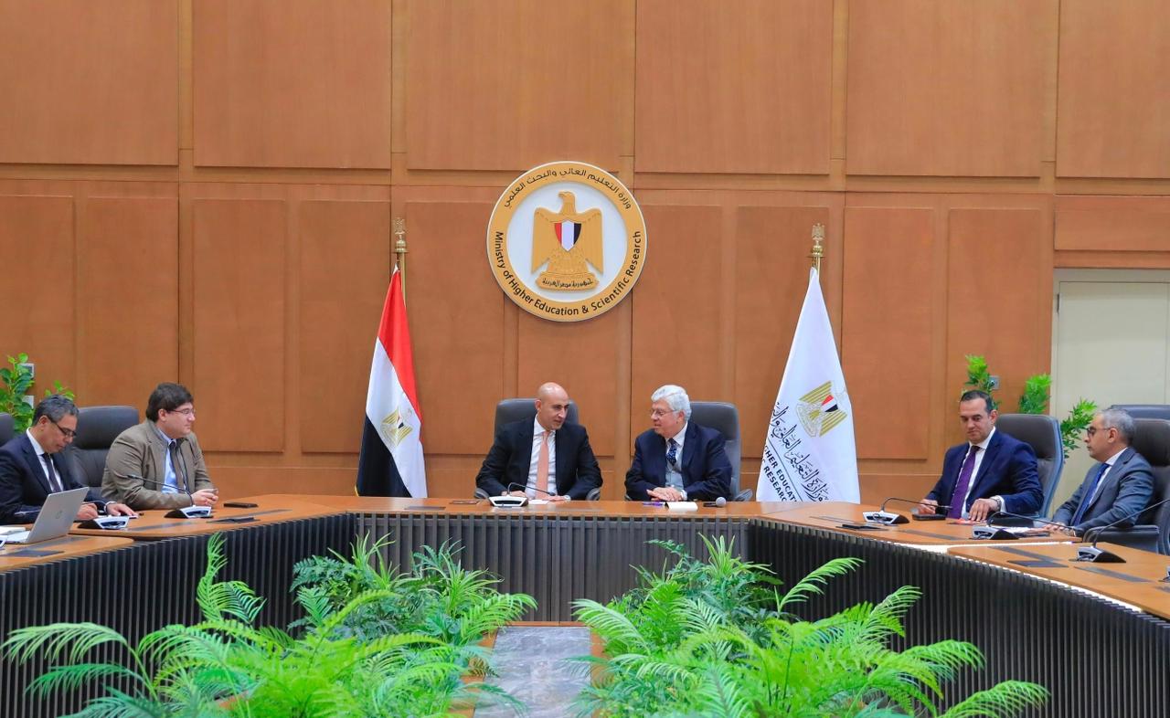 اجتماع مشترك لمناقشة تطوير مشروع الشهادات المهنية الدولية في التدريس للمعلمين
