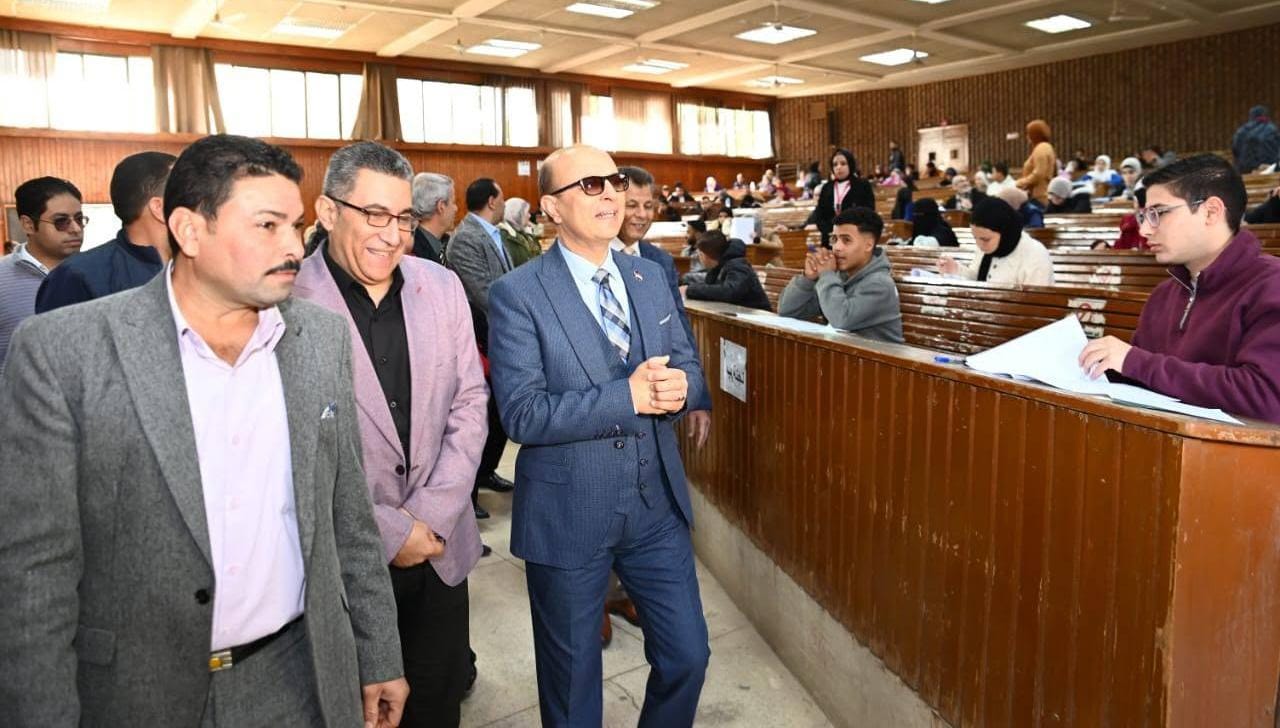 رئيس جامعة أسيوط يتفقد سير امتحانات الفصل الدراسى الأول
