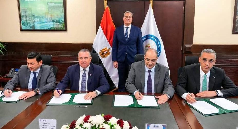 وزير البترول يشهد توقيع عقد تمويل مجمع إنتاج السيليكون المعدني
