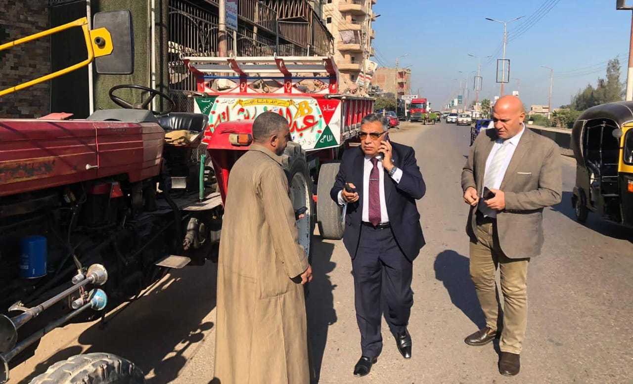محافظ الدقهلية يصادر جرار زراعي لإلقاء مخلفات الهدم على الطريق العام بالسنبلاوين