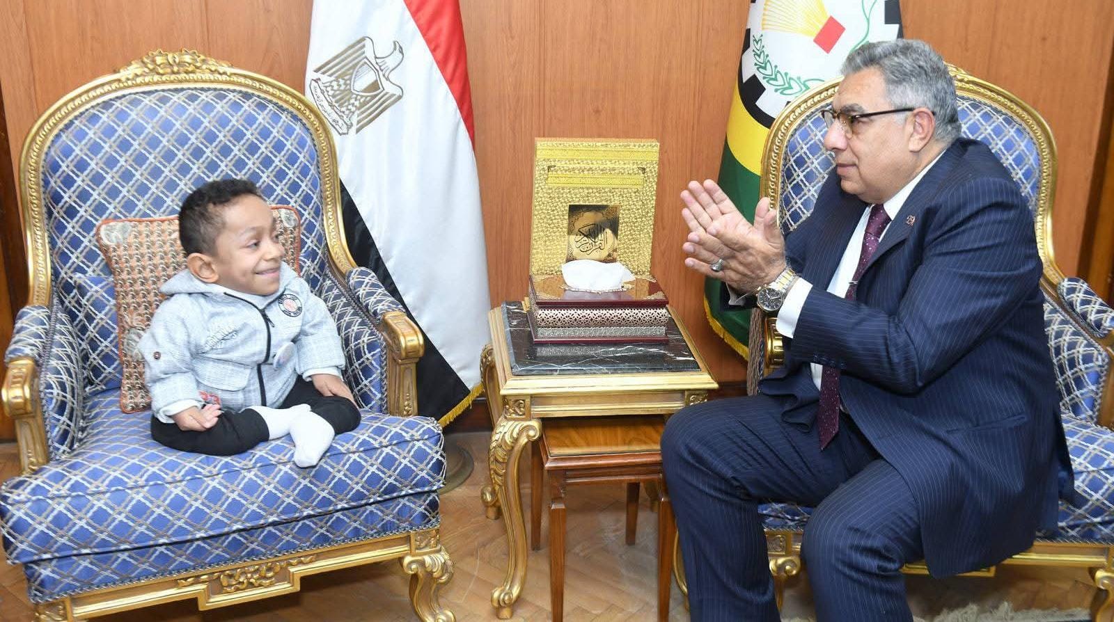 محافظ الدقهلية يحقق رغبة طفل من ذوي الهمم في مقابلته بمكتبه ويهديه مصحف