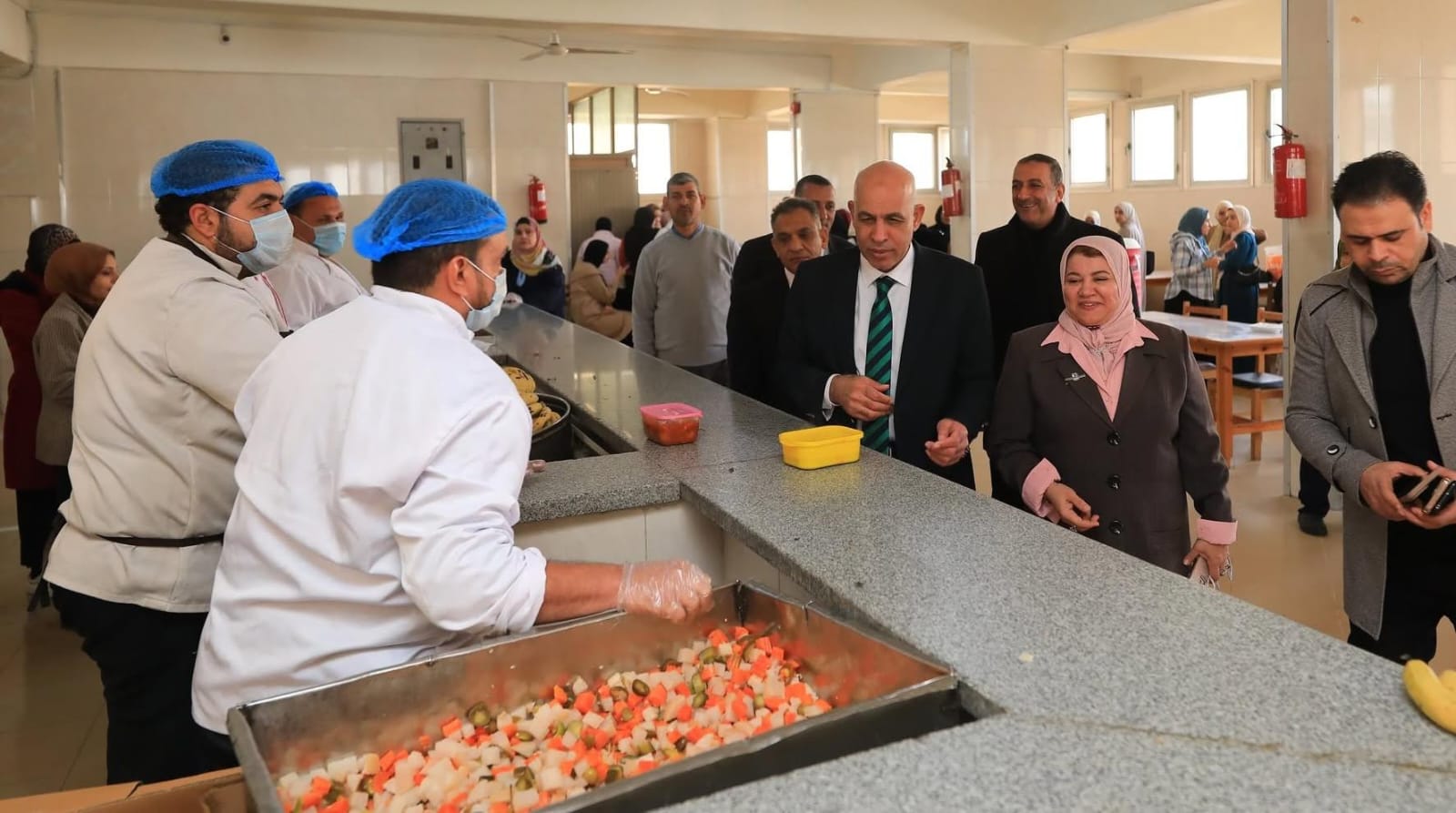 رئيس جامعة كفر الشيخ يتفقد مطعم المدن الجامعية للاطمئنان على جودة التغذية