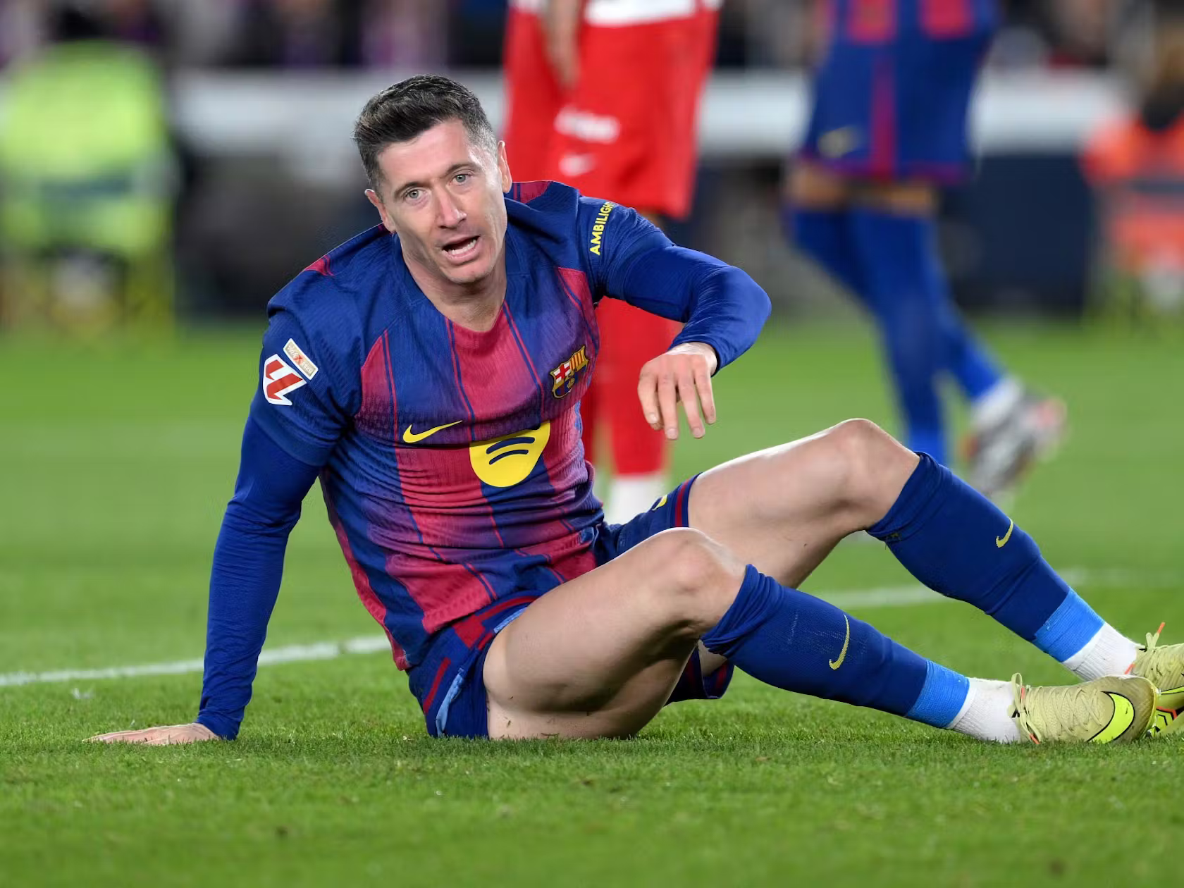 ليفاندوفسكي يفتح الباب أمام رحيل مفاجئ وبرشلونة يتردد في تجديد عقده