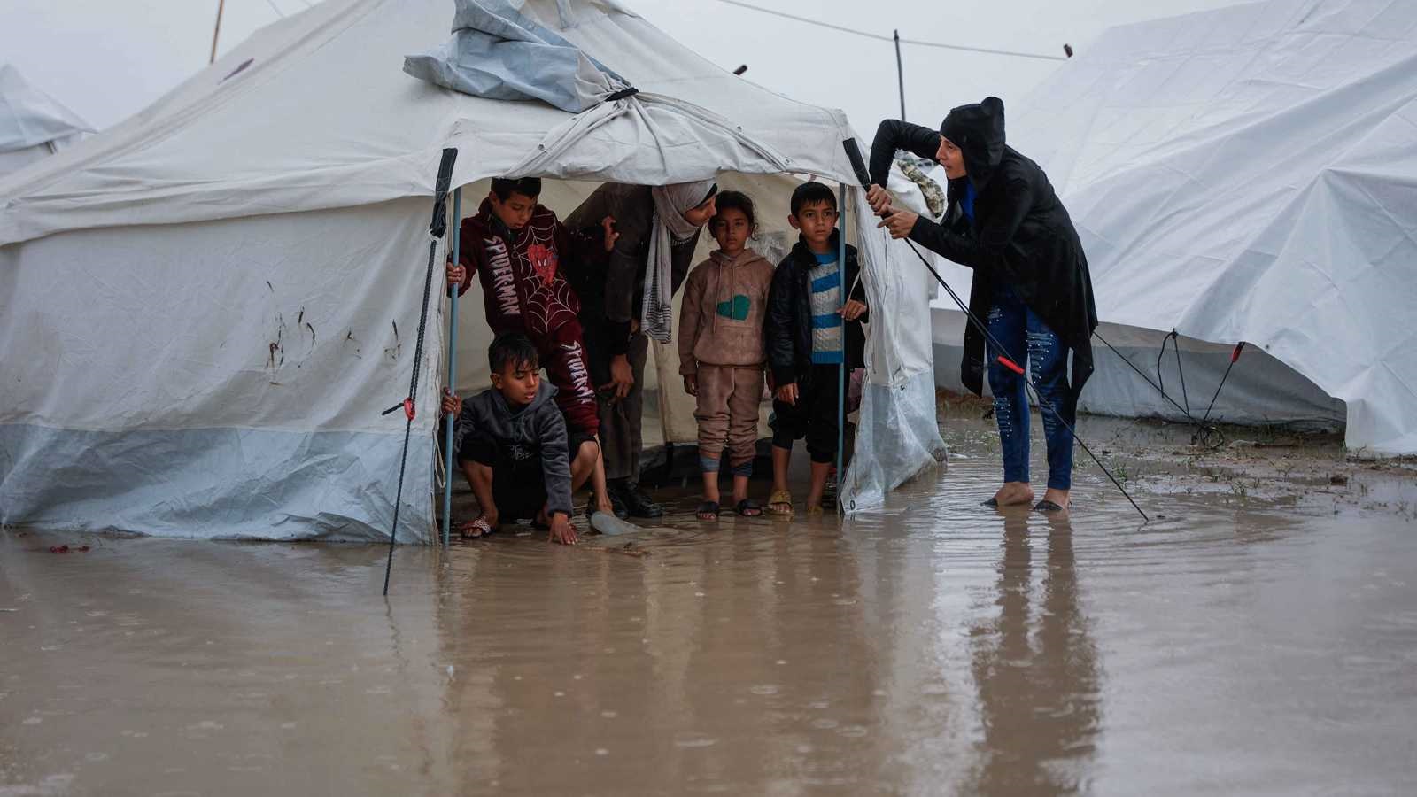 وفاة 9 في غزة جراء الأمطار الغزيرة
