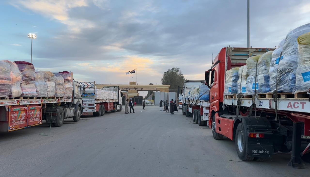 الهلال الأحمر يقدم 5900 طن مساعدات قافلة زاد العزة إلى غزة