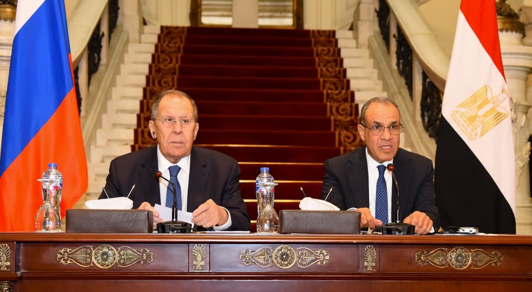 عبد العاطي ولافروف يتفقان على تعزيز العلاقات الثنائية بين مصر وروسيا