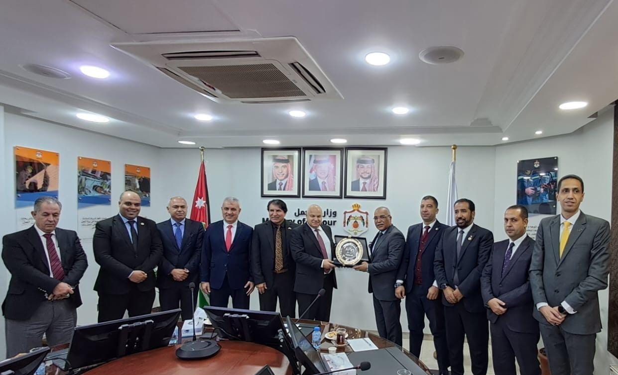 وزير العمل الأردني يطالب بالاستفادة من الخبرات المصرية في قطاع البترول والغاز