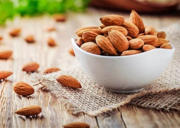 عادة بسيطة تصنع فارقًا كبيرًا.. ماذا يفعل اللوز بجسمك؟