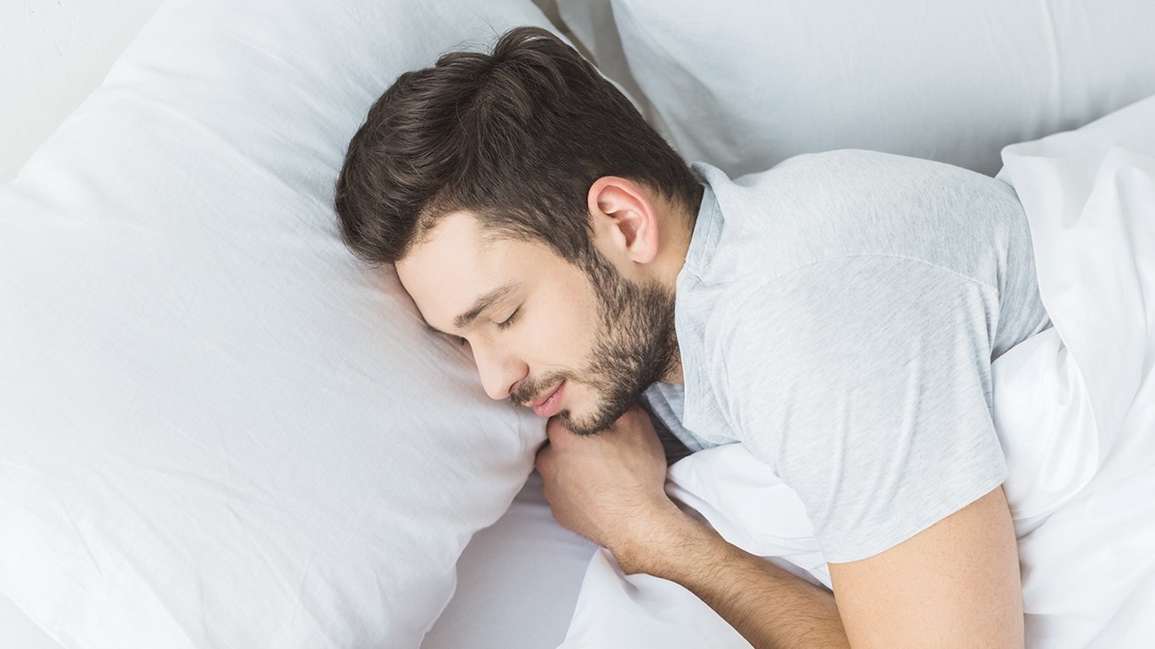 قبل أن تغمض عينيك.. طرق تجعل عقلك يهدأ ويتركك تنام فورًا