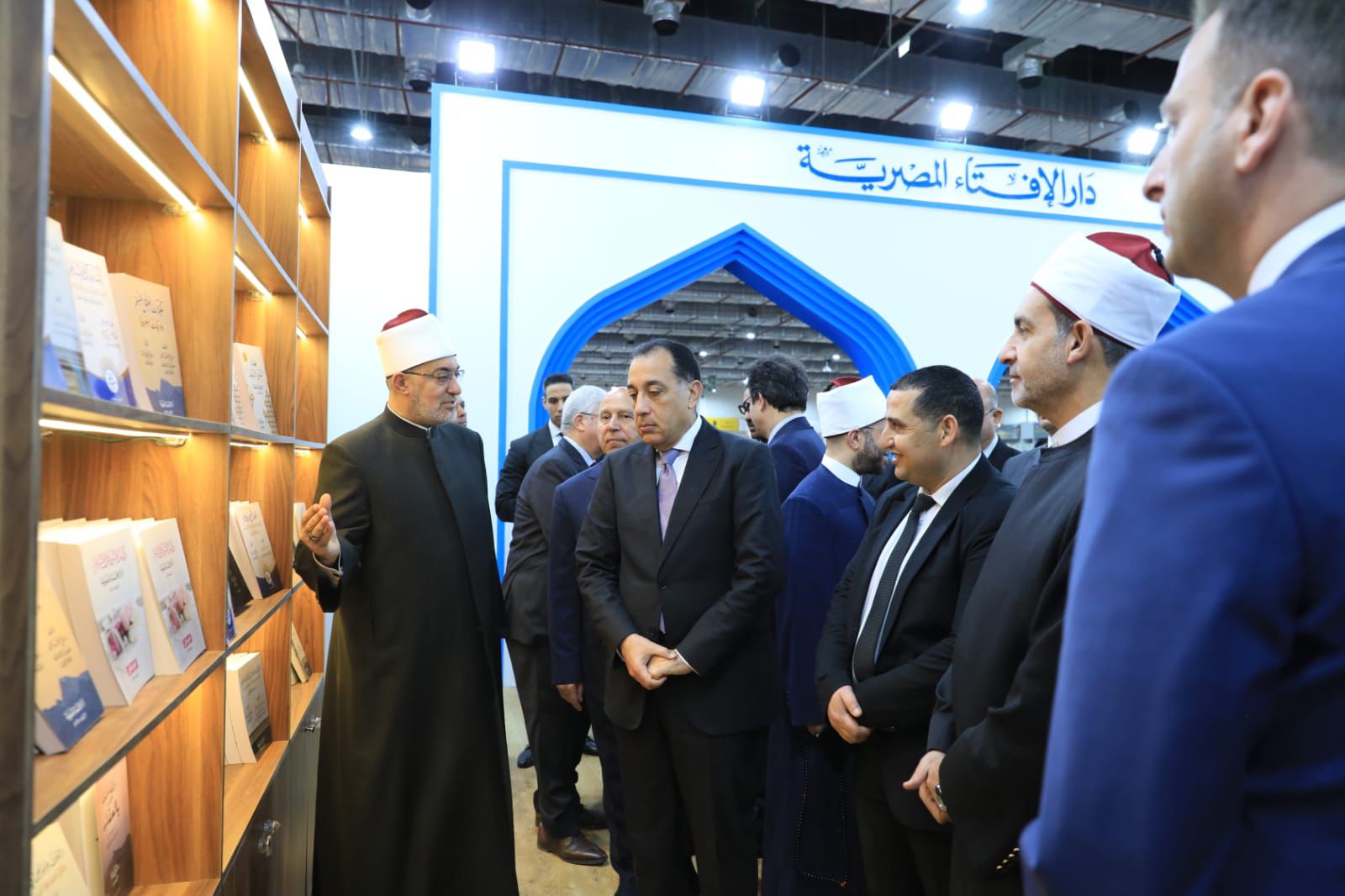 رئيس مجلس الوزراء يتفقد جناح دار الإفتاء المصرية بمعرض القاهرة الدولي للكتاب