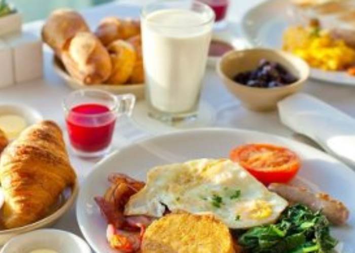 توقيت الفطار يصنع الفارق.. لماذا يحذر الأطباء من تأخيره؟