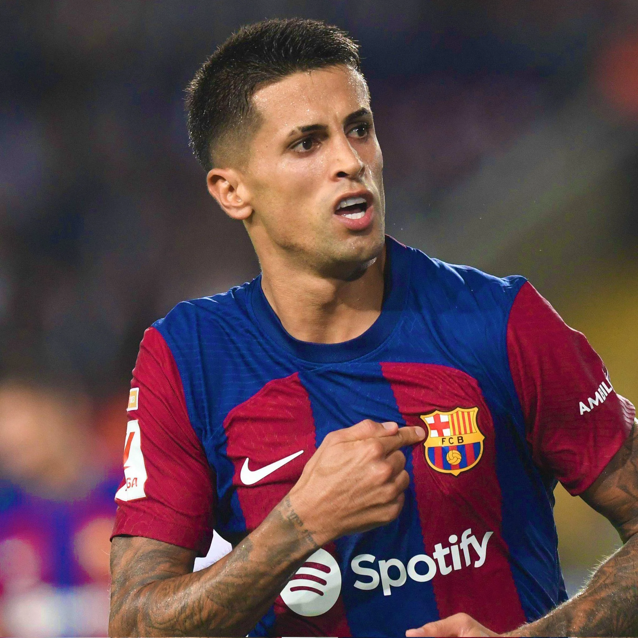 برشلونة يجد ضالته في السعودية.. كانسيلو يعود إلى كتالونيا لإنقاذ دفاعات فليك
