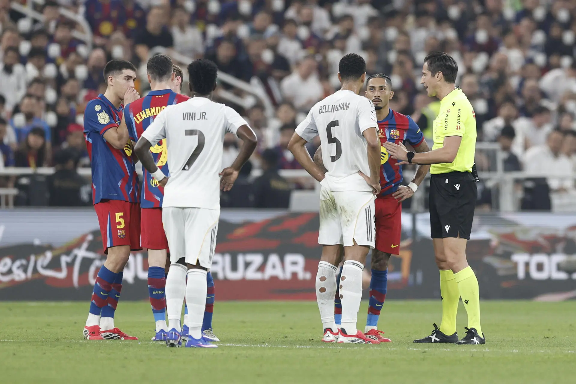 تعادل مثير يحسم الشوط الأول بين ريال مدريد وبرشلونة