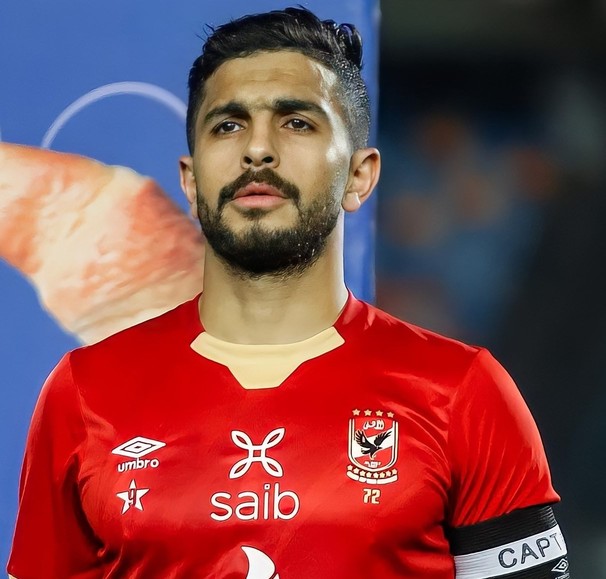 لاعب الأهلي السابق يعلن اعتزاله كرة القدم