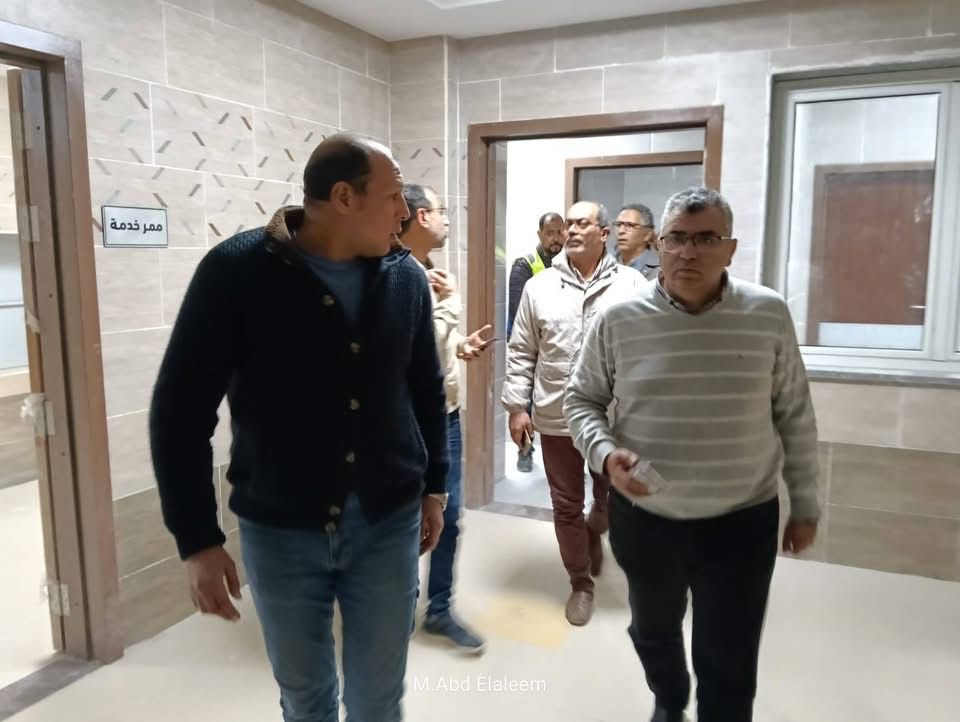 مساعد وزير الصحة يتفقد مشروع مستشفى العبور بنسبة تنفيذ 98%.. صور