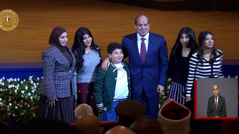 لحظة مؤثرة في احتفالات عيد الشرطة..نجل الشهيد رامي هلال يحتضن الرئيس السيسي باكيًا